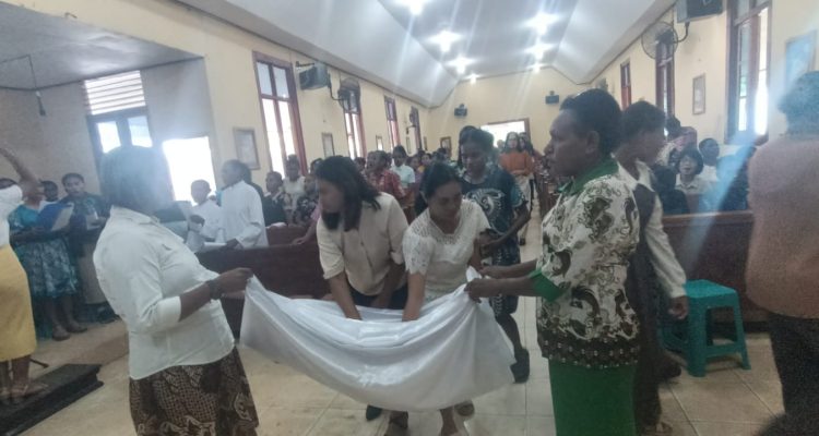 Sumbangan sukarela yang diberikan umat saat perayaan misa di Gereja Santa Theresia Buti – Surya Papua/Frans Kobun