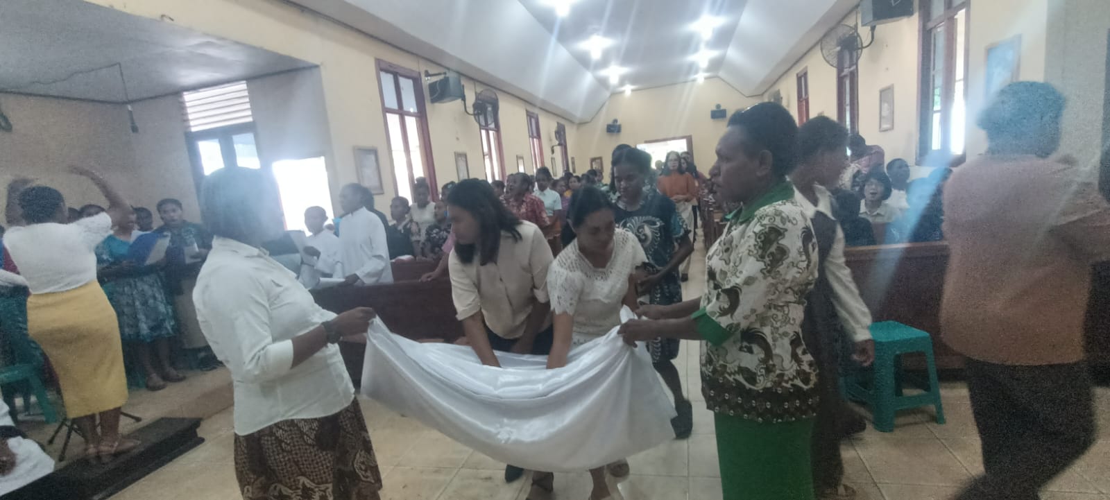 Sumbangan sukarela yang diberikan umat saat perayaan misa di Gereja Santa Theresia Buti – Surya Papua/Frans Kobun