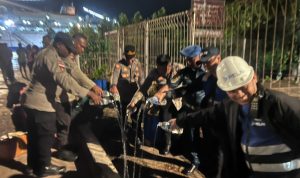 Sopi yang sedang dimusnahkan dengan cara dituangkan ke tanah – Surya Papua/IST