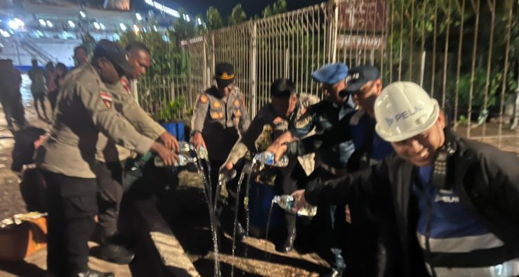 Sopi yang sedang dimusnahkan dengan cara dituangkan ke tanah – Surya Papua/IST