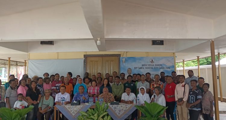 Foto bersama Sekretaris Keuskupan Agung Merauke, Pastor John Kandam usai pembukaan Raker DPP Paroki Santa Theresia Buti – Surya Papua/Frans Kobun