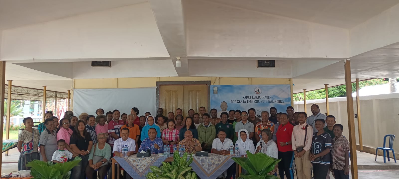 Foto bersama Sekretaris Keuskupan Agung Merauke, Pastor John Kandam usai pembukaan Raker DPP Paroki Santa Theresia Buti – Surya Papua/Frans Kobun
