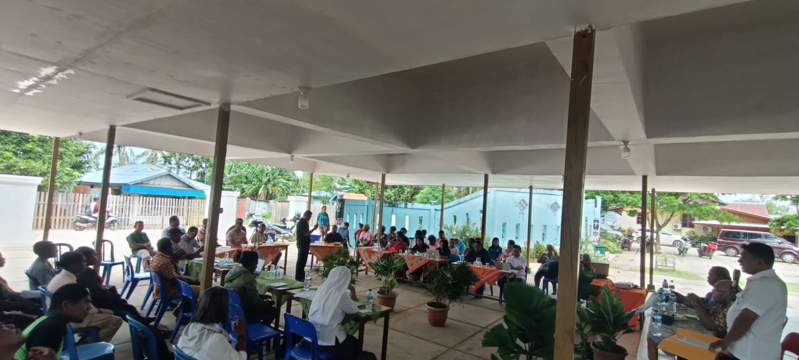 Suasana raker yang berlansung di Pendopo Gereja Santa Theresia Buti – Surya Papua/Frans Kobun