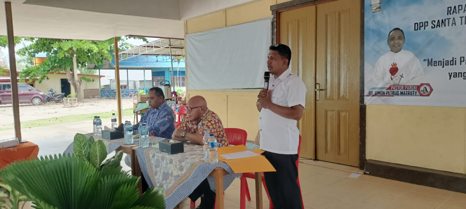 Ketua DPP Paroki Santa Theresia Buti, Isak Layaan berikan sambutan – Surya Papua/Frans Kobun