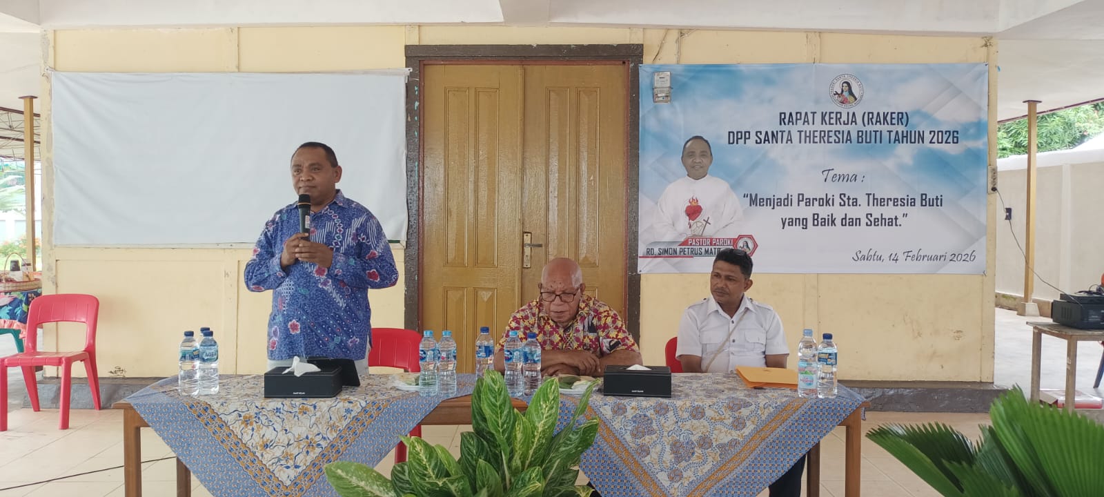Pastor Paroki Santa Theresia Buti, Simon Petrus Matruty berikan arahan – Surya Papua/Frans Kobun