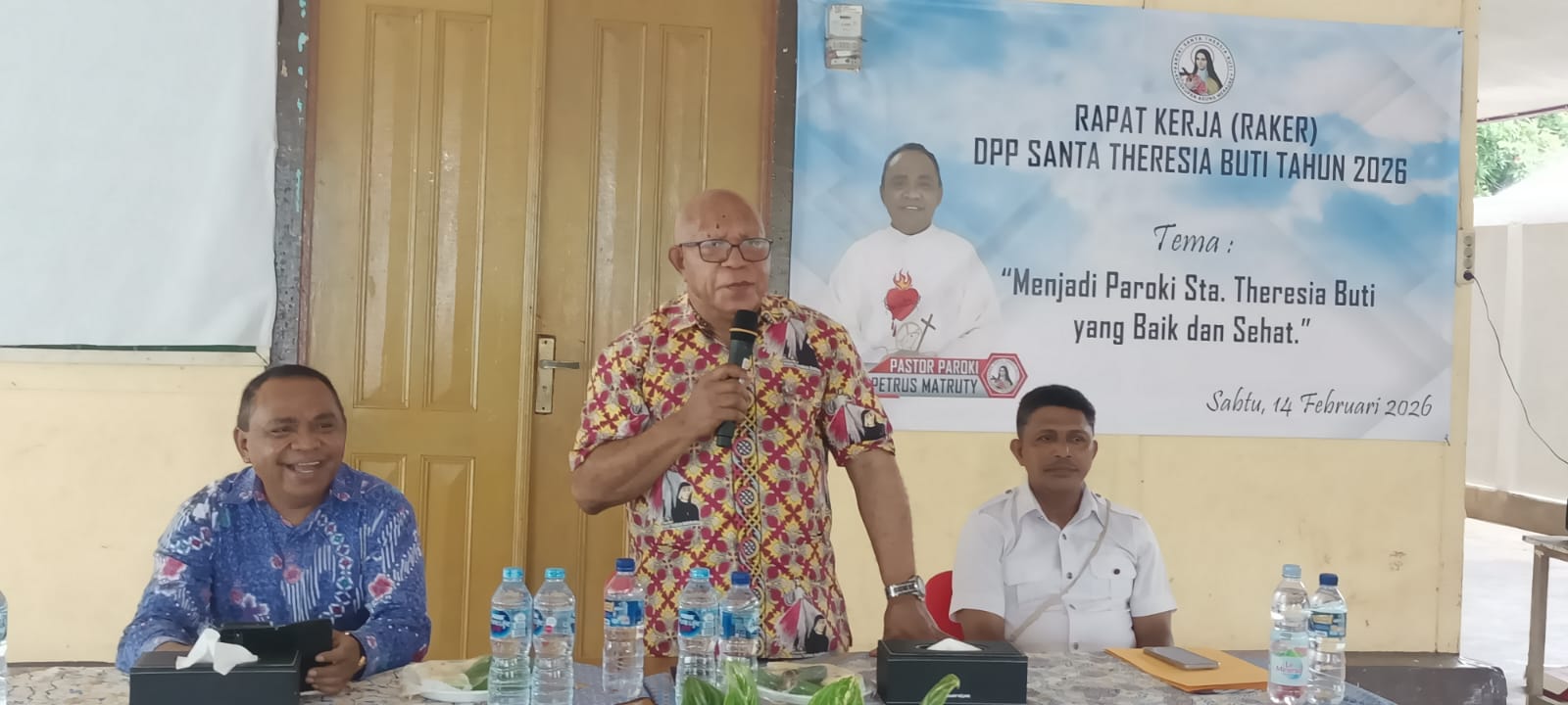 Sekretaris Keuskupan Agung Merauke, Pastor John Kandam berikan sambutan – Surya Papua/Frans Kobun