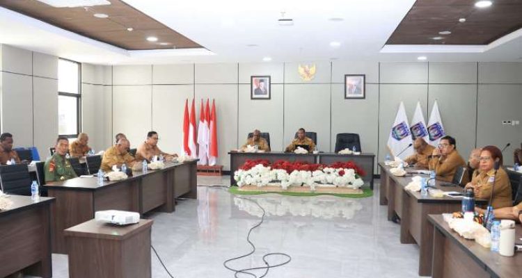 Gubernur Papua Selatan, Apolo Safanpo pimpin rapat koordinasi bersama OPD di lingkungan pemerintah setempat – Surya Papua/IST