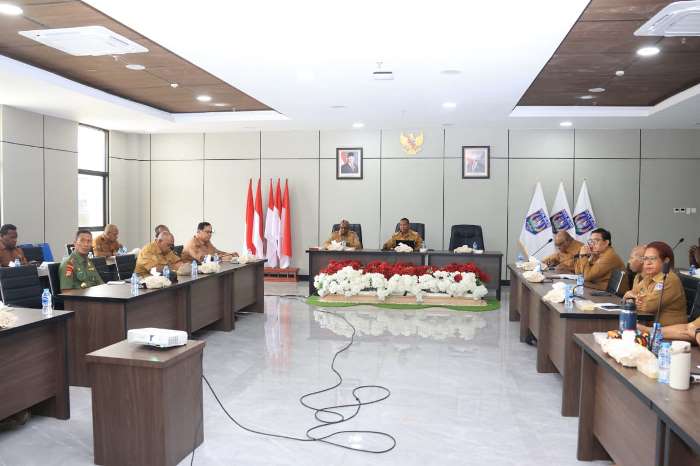 Gubernur Papua Selatan, Apolo Safanpo pimpin rapat koordinasi bersama OPD di lingkungan pemerintah setempat – Surya Papua/IST
