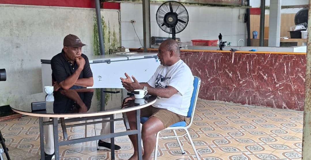 Mantan Bupati Merauke, Romanus Mbaraka ketika sedang diwawancarai – Surya Papua/IST