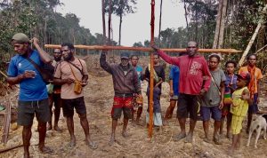 Penancapan salib oleh masyarakat adat sebagai bentuk penolakan hutan mereka dirusaki – Surya Papua/IST