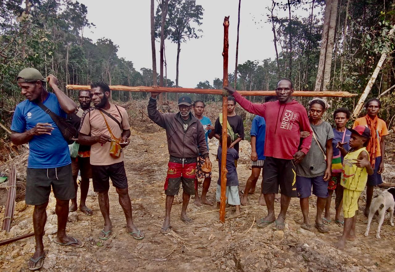 Penancapan salib oleh masyarakat adat sebagai bentuk penolakan hutan mereka dirusaki – Surya Papua/IST