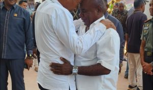 Sekda Merauke, Yeremias Paulus Ndiken memeluk erat Romanus Mbaraka – Surya Papua/IST