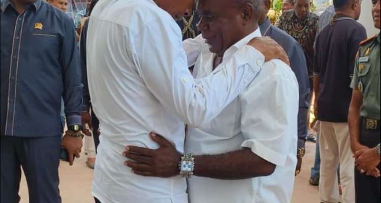 Sekda Merauke, Yeremias Paulus Ndiken memeluk erat Romanus Mbaraka – Surya Papua/IST