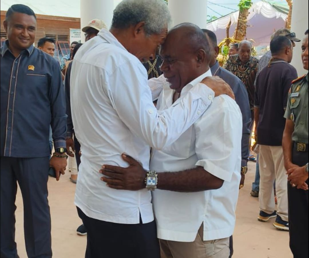Sekda Merauke, Yeremias Paulus Ndiken memeluk erat Romanus Mbaraka – Surya Papua/IST