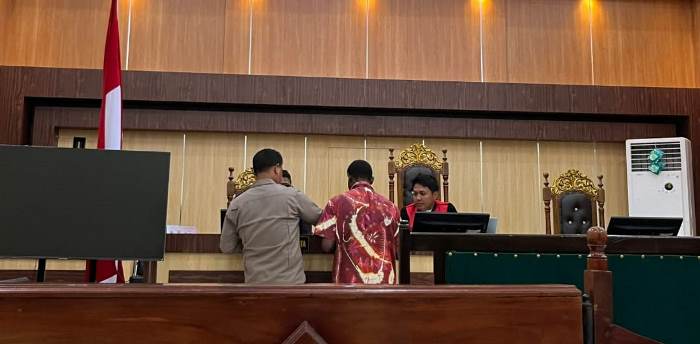 DAB, seorang pemabuk yang sedang diadili dalam persidangan di PN Merauke – Surya Papua/IST