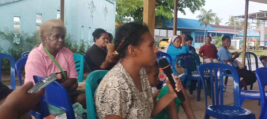 Salah seorang peserta raker sedang memaparkan program kerja – Surya Papua/Frans Kobun