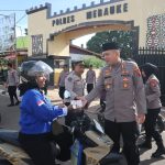 Kapolres Merauke, AKBP Leonardo Yoga sedang memberikan takjil kepada warga saat melintas – Surya Papua/IST