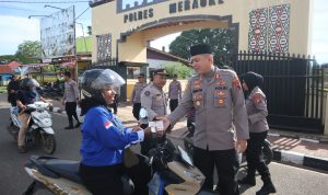 Kapolres Merauke, AKBP Leonardo Yoga sedang memberikan takjil kepada warga saat melintas – Surya Papua/IST