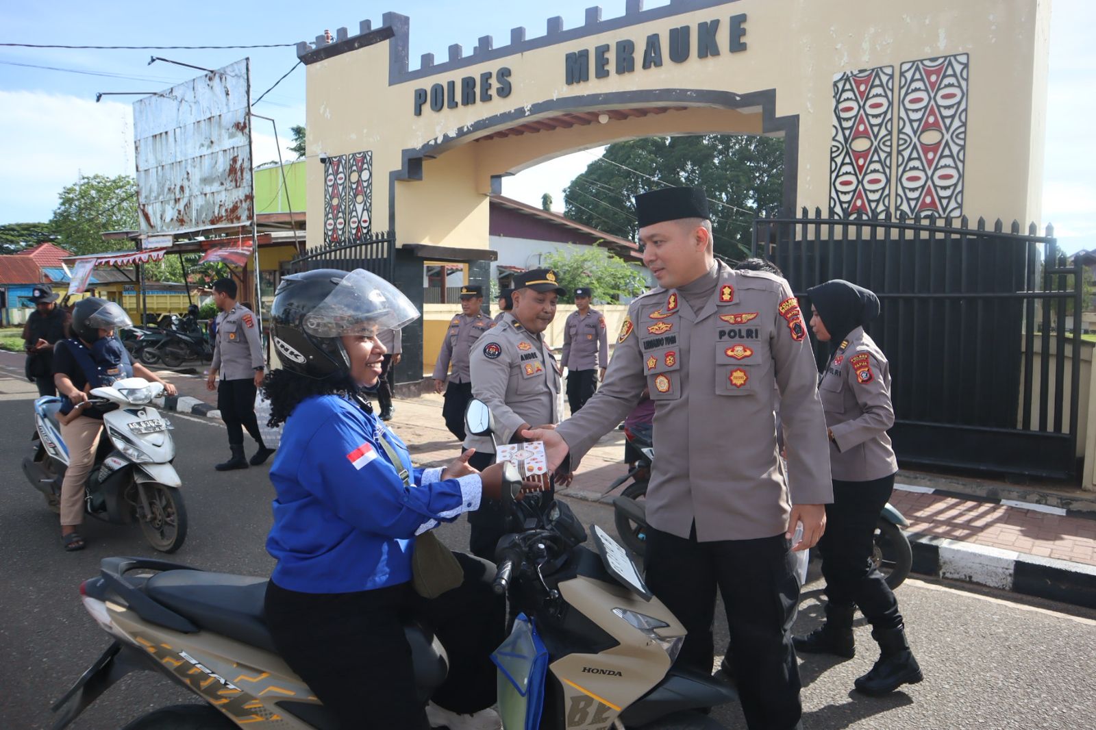 Kapolres Merauke, AKBP Leonardo Yoga sedang memberikan takjil kepada warga saat melintas – Surya Papua/IST