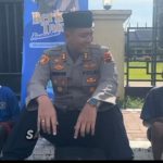 Kapolres Merauke, AKBP Leonardo Yoga saat menemui anak-anak sambil berdialog langsung – Surya Papua/IST