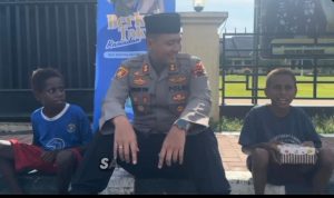 tikaman 2 Kapolres Merauke, AKBP Leonardo Yoga saat menemui anak-anak sambil berdialog langsung – Surya Papua/IST