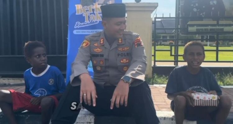 Kapolres Merauke, AKBP Leonardo Yoga saat menemui anak-anak sambil berdialog langsung – Surya Papua/IST