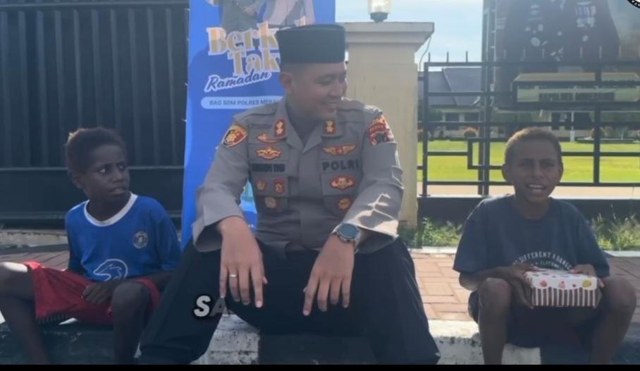Kapolres Merauke, AKBP Leonardo Yoga saat menemui anak-anak sambil berdialog langsung – Surya Papua/IST