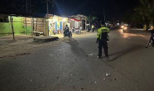 Satlantas Polres Merauke sedang melakukan olah TKP di Jalan Parakomando pasca tabrakan dua motor – Surya Papua/IST