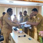 Bupati Merauke, Yoseph Bladib Gebze menyerahkan SK TPP kepada masing-masing OPD – Surya Papua/IST
