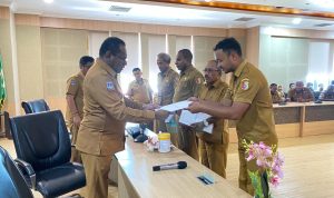 Bupati Merauke, Yoseph Bladib Gebze menyerahkan SK TPP kepada masing-masing OPD – Surya Papua/IST