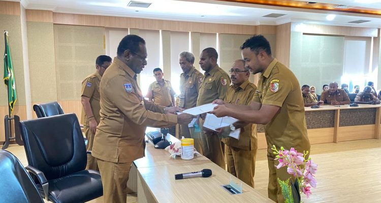 Bupati Merauke, Yoseph Bladib Gebze menyerahkan SK TPP kepada masing-masing OPD – Surya Papua/IST