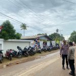 Anggota sedang melakukan pengamanan pada Minggu Palma di Gereja Santa Theresia Buti – Surya Papua/IST