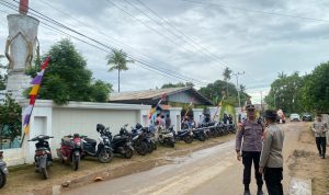 amankan 3 Anggota sedang melakukan pengamanan pada Minggu Palma di Gereja Santa Theresia Buti – Surya Papua/IST