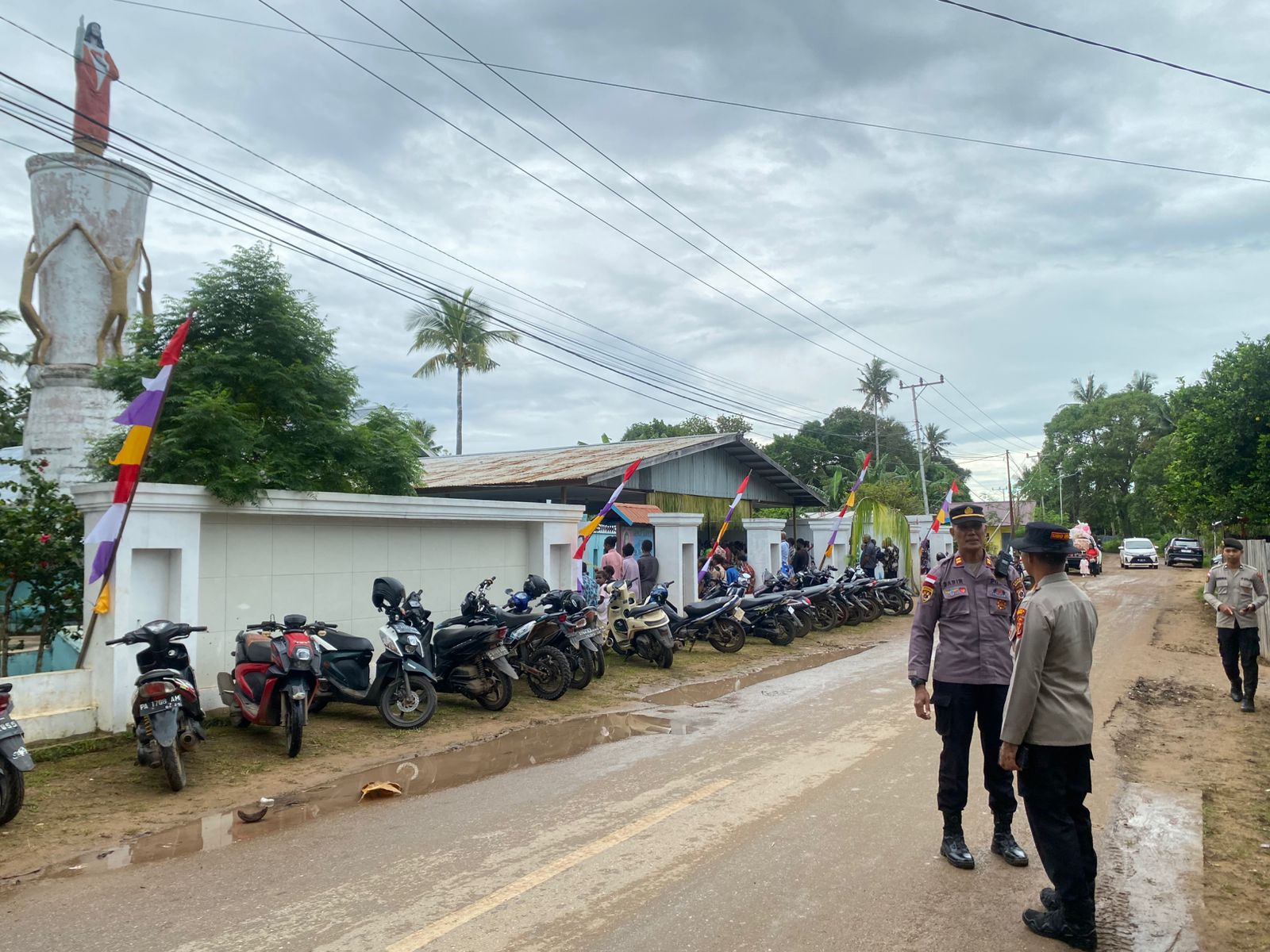 Anggota sedang melakukan pengamanan pada Minggu Palma di Gereja Santa Theresia Buti – Surya Papua/IST