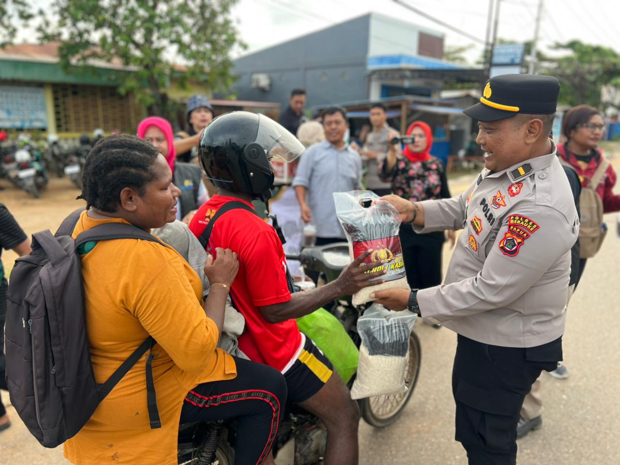 Kasi Humas Polres Merauke, Ipda Andre MSB sedang me,bagikan takjil serta sembako kepada warga – Surya Papua/IST