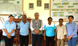 Foto bersama para guru honorer di sela-sela pemberian honorer oleh TSE Group – Surya Papua/IST