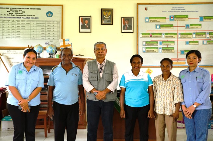 Foto bersama para guru honorer di sela-sela pemberian honorer oleh TSE Group – Surya Papua/IST