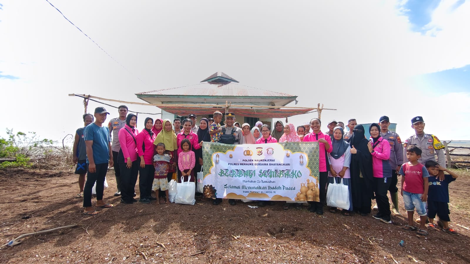 Foto bersama usai pembagian bingkisan bersama masyarakat di Ndalir jelang hari raya Idul Fitri – Surya Papua/IST