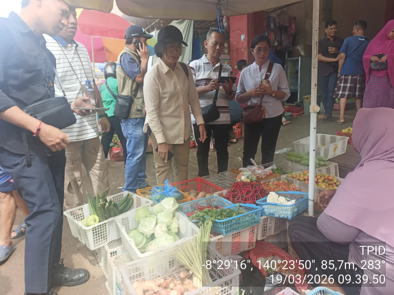 Kegiatan pemantauan sejumlah kebutuhan pokok di Pasar Wamanggu – Surya Papua/IST