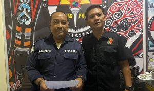Kasi Humas Polres Merauke, Ipda Andre MSB didamopingi Kanit PPA, Aipda Yober Taluba sedang berikan keterangan pers – Surya Papua/IST