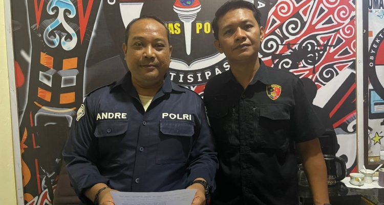 Kasi Humas Polres Merauke, Ipda Andre MSB didamopingi Kanit PPA, Aipda Yober Taluba sedang berikan keterangan pers – Surya Papua/IST