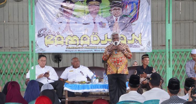 Wakil Gubernur Papua Selatan, Paskalis Imadawa sedang berikan sambutan sekaligus arahan pada kegiatan safari ramadhan di Distrik Jagebob – Surya Papua/IST