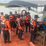 Tim SAR bergerak dengan peralatan melakukan pencarian korban setelah KM Mekar Alam B terbakar – Surya Papua/IST