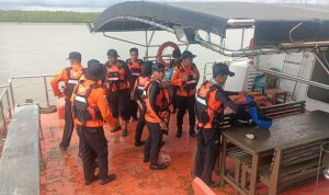 Tim SAR bergerak dengan peralatan melakukan pencarian korban setelah KM Mekar Alam B terbakar – Surya Papua/IST