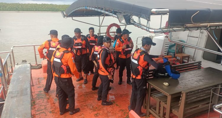 Tim SAR bergerak dengan peralatan melakukan pencarian korban setelah KM Mekar Alam B terbakar – Surya Papua/IST