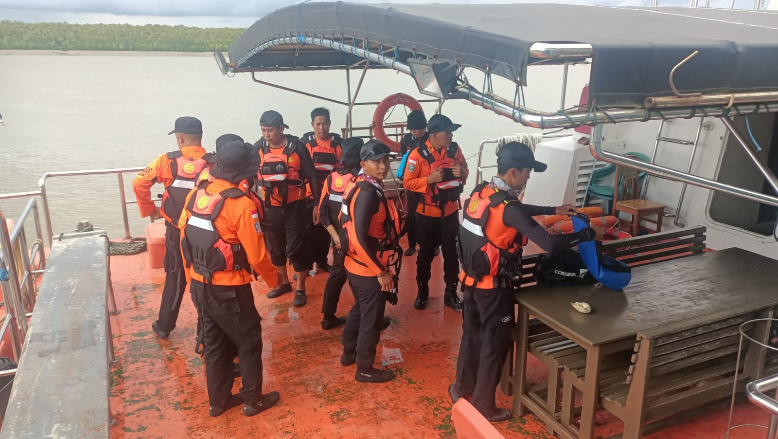 Tim SAR bergerak dengan peralatan melakukan pencarian korban setelah KM Mekar Alam B terbakar – Surya Papua/IST