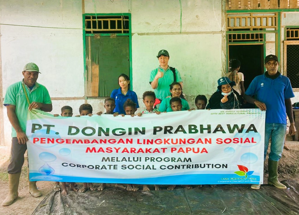 Kegiatan PT Dongin Prabhawa bersama masyarakat Kampung Banamepe, Kabupaten Mappi beberapa hari lalu – Surya Papua/IST
