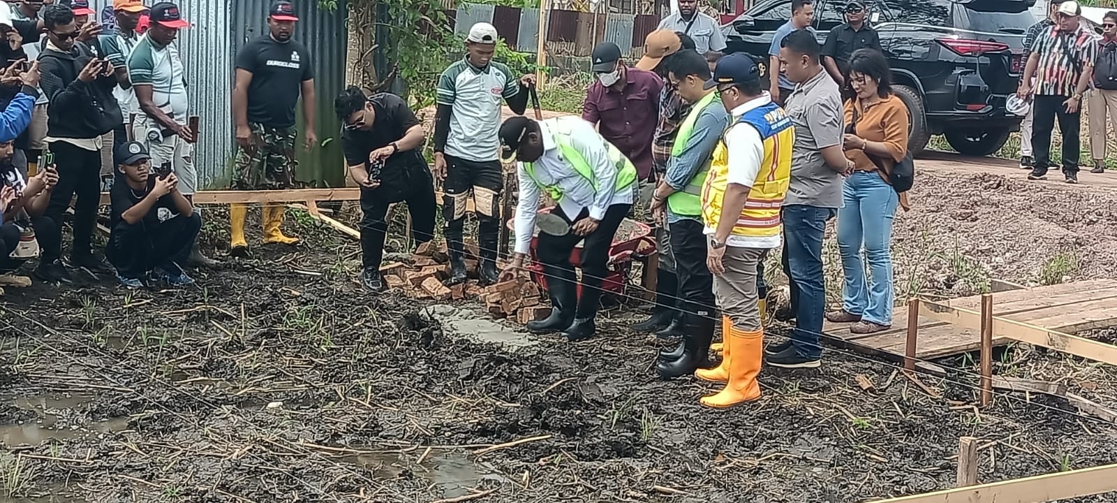 Bupati Merauke, Yoseph Bladib Gebze melakukan peletakan batu pertama pembangunan perumahan – Surya Papua/Frans Kobun