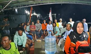 Puluhan ABK KM Mekar Alam B dievakuasi pasca terbakarnya kapal di Laut Arafura – Surya Papua/IST