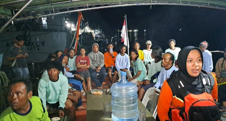 Puluhan ABK KM Mekar Alam B dievakuasi pasca terbakarnya kapal di Laut Arafura – Surya Papua/IST